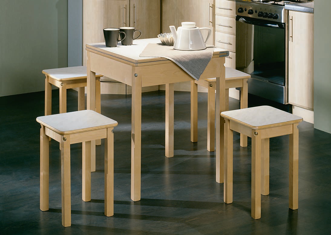 Небольшие кухонные столы. Стол 60х60 для кухни икеа. Стол обеденный с выдвижным подстольем 600х600. Столик на кухню маленький. Маленький стол на кухню.